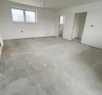 Na predaj 3 izb. byt s balkónom blízko centra, Chorvátsky Grob - Prázdna miestnosť v 3-izbovom byte bez podlahovej krytiny a s bielymi stenami.