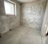 Na predaj 3 izb. byt s balkónom blízko centra, Chorvátsky Grob - Prázdna miestnosť s omietnutými stenami a podlahou v 3-izbovom byte.