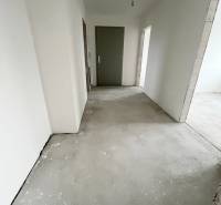 Na predaj 3 izb. byt s balkónom blízko centra, Chorvátsky Grob - Chodba v 3-izbovom byte so sivými dverami a neukončenou podlahou.