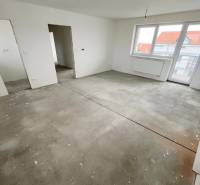 Na predaj 3 izb. byt s balkónom blízko centra, Chorvátsky Grob - Izba v 3-izbovom byte, biele steny, veľké okno a surová podlaha.