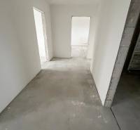 Na predaj 3 izb. byt s balkónom blízko centra, Chorvátsky Grob - Prázdna miestnosť s bielymi stenami v 3-izbovom byte, dvere vedú do ďalších izieb.