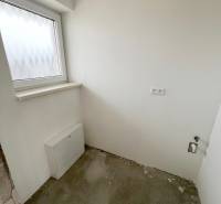 Na predaj 3 izb. byt s balkónom blízko centra, Chorvátsky Grob - Prázdna miestnosť v 3-izbovom byte s oknom a zásuvkami, betónová podlaha.