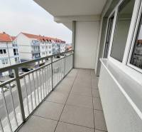 Na predaj 3 izb. byt s balkónom blízko centra, Chorvátsky Grob - Balkón na Školskej ulici v Chorvátskom Grobe s výhľadom na okolitú ulicu.