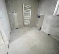 Na predaj 3 izb. byt s balkónom blízko centra, Chorvátsky Grob - Holé steny a podlahové kúrenie v 3-izbovom byte, s prípravou na práčku.