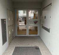 Na predaj 3 izb. byt s balkónom blízko centra, Chorvátsky Grob - Vchod na Školskej ulici v Chorvátskom Grobe, 2-izbový byt, poštové schránky.