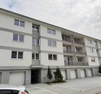 Na predaj 3 izb. byt s balkónom blízko centra, Chorvátsky Grob - Bytový dom na Školskej ulici v Chorvátskom Grobe s priestrannými balkónmi a parkovaním.