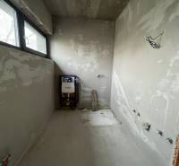 5-izbový rodinný dom – holodom s prémiovým štandardom, Chorvátsky Grob - Nedokončená kúpeľňa v rodinnom dome s výhľadom cez okno.