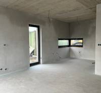 5-izbový rodinný dom – holodom s prémiovým štandardom, Chorvátsky Grob - Interiér rodinného domu s betónovými stenami a veľkými oknami, vidno neúplnú elektrickú inštaláciu.