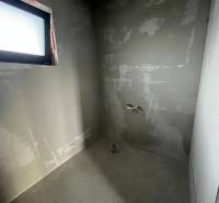 5-izbový rodinný dom – holodom s prémiovým štandardom, Chorvátsky Grob - Nedokončená miestnosť so surovými stenami v rodinnom dome.