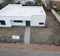 5-izbový rodinný dom – holodom s prémiovým štandardom, Chorvátsky Grob - Rodinný dom na ulici Sokolia v Chorvátskom Grobe, obklopený záhradou a plotom.