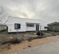 5-izbový rodinný dom – holodom s prémiovým štandardom, Chorvátsky Grob - Rodinný dom na Sokolej ulici v Chorvátskom Grobe, dokončovaný, s plotom a stavebným materiálom.