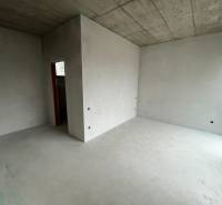 5-izbový rodinný dom – holodom s prémiovým štandardom, Chorvátsky Grob - Interiér s betónovým stropom a oknami v rodinnom dome, pripravený na dokončenie.