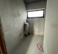 5-izbový rodinný dom – holodom s prémiovým štandardom, Chorvátsky Grob - Nedokončená miestnosť v rodinnom dome s oknom a odhaleným potrubím.