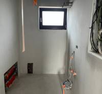 5-izbový rodinný dom – holodom s prémiovým štandardom, Chorvátsky Grob - Izba v rodinnom dome s rozvodmi a malým oknom, proces rekonštrukcie prebieha.