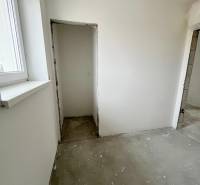 Na predaj 3 izb. s 2 balkónmi a panoramatickým výhľadom - Izba v 3-izbovom byte s oknom, omietnuté steny, betónová podlaha, stavebné úpravy.