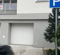 Na predaj 3 izb. s 2 balkónmi a panoramatickým výhľadom - Fasáda budovy na Školskej ulici v Chorvátskom Grobe so vstupnou garážou.