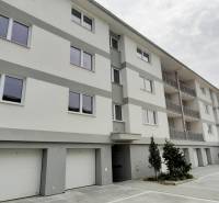 Na predaj 3 izb. s 2 balkónmi a panoramatickým výhľadom - Bytový dom na Školskej ulici v Chorvátskom Grobe s parkovacími miestami a garážami.