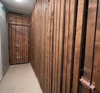 Na predaj 3 izb. s 2 balkónmi a panoramatickým výhľadom - Úložný priestor s drevenými stenami v 3-izbovom byte.