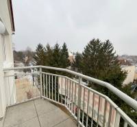 Na predaj 3 izb. s 2 balkónmi a panoramatickým výhľadom - Balkón 3-izbového bytu na Školskej ulici v Chorvátskom Grobe s výhľadom na zeleň.