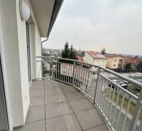 Na predaj 3 izb. s 2 balkónmi a panoramatickým výhľadom - Balkón s dláždenou podlahou a výhľadom na ulicu Školskú v Chorvátskom Grobe.