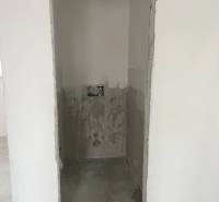 Na predaj 3 izb. s 2 balkónmi a panoramatickým výhľadom - Nedokončená miestnosť v 3-izbovom byte s prípravou na montáž zariadenia.