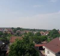 Na predaj 3 izb. s 2 balkónmi a panoramatickým výhľadom - Výhľad na rodinné domy v Cholvátskom Grobe z ulice Školská, v pozadí zeleň.