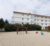 Na predaj 3 izb. s 2 balkónmi a panoramatickým výhľadom - Detské ihrisko pri bytovom dome na Školskej ulici v Chorvátskom Grobe.