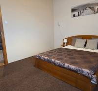 PRENÁJOM - Priestranný 3 izbový byt - Nitra, Centrum - Spálňa v 3-izbovom byte so štýlovou posteľou, žiarivými obliečkami a príjemným kobercom.