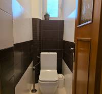 PRENÁJOM - Priestranný 3 izbový byt - Nitra, Centrum - Útulná toaleta so svetlými stenami a oknom v 3-izbovom byte.