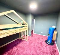 Moderný radový rodinný dom v Novej Dedinke, projekt “Lastovičky” - Detská izba v rodinnom dome s podlahou s dreveným dekorom a poschodovou posteľou.