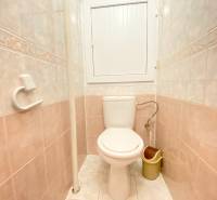 NA PRENÁJOM 2-IZBOVÝ BYT, NÁRODNÁ TRIEDA - Kúpeľňa v 2-izbovom byte so svetlou dlažbou a toaletou.