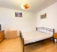 NA PRENÁJOM 2-IZBOVÝ BYT, NÁRODNÁ TRIEDA - Spálňa v 2-izbovom byte s nábytkom a podlahou s dreveným dekorom.