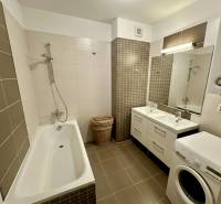 Prenájom moderný a svetlý 3-izbový byt v atraktívnej lokalite - Kúpeľňa s vaňou, dvojitým umývadlom a práčkou v 3-izbovom byte.