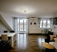 Prenájom moderný a svetlý 3-izbový byt v atraktívnej lokalite - Obývačka s jedálenským stolom, podlaha s dreveným dekorom, 3-izbový byt.