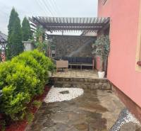 Moderný zariadený rodinný dom na prenájom 120m2 s terasou Košice Barca - Rodinný dom na Striebornej ulici v Košiciach, mestská časť Barca, s upravenou terasou a zeleňou.