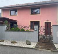 Moderný zariadený rodinný dom na prenájom 120m2 s terasou Košice Barca - Rodinný dom na Striebornej ulici v Košiciach - Barci s krásne upravenou záhradou.