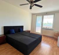 3-izbový byt na prenájom, 87 m2, Beethovenova ul. Nitra - Spálňa v 3-izbovom byte s lôžkom a ventilátorom, podlaha s dreveným dekorom.