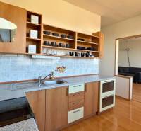 3-izbový byt na prenájom, 87 m2, Beethovenova ul. Nitra - Kuchynská linka v 3-izbovom byte so vstavanými spotrebičmi a policovou zostavou.