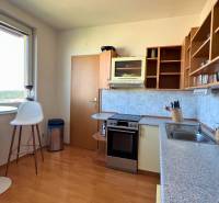 3-izbový byt na prenájom, 87 m2, Beethovenova ul. Nitra - Kuchyňa v 3-izbovom byte s podlahou s dreveným dekorom a jedálenským stolom.