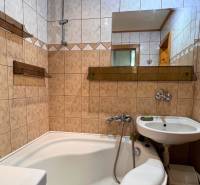 3-izbový byt na prenájom, 87 m2, Beethovenova ul. Nitra - Kúpeľňa s vaňou a umývadlom, obkladaná kachličkami v 3-izbovom byte.