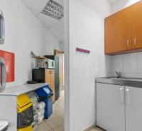 Showroom/kancelárie 357 m², Zadunajská cesta, Petržalka, BA - Kuchynka v obchodných priestoroch, obsahujúca skrinky, mikrovlnku, drez a kôš na triedený odpad.