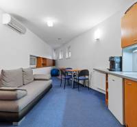 Showroom/kancelárie 357 m², Zadunajská cesta, Petržalka, BA - Obchodné priestory s kancelárskym nábytkom, sedačkou a kávovarom na modrom koberci.