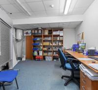 Showroom/kancelárie 357 m², Zadunajská cesta, Petržalka, BA - Kancelársky priestor s pracovnými stolmi, počítačmi a regálmi na dokumenty a zásoby.
