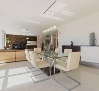 Staré Mesto | 4i byt 175 m² + 4 balkóny + možnosť 2× parking - Jedálenský stôl s bielymi stoličkami v 4-izbovom byte, presvetlenej obývacej miestnosti.