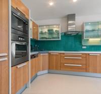 Staré Mesto | 4i byt 175 m² + 4 balkóny + možnosť 2× parking - Kuchyňa v 4-izbovom byte s podlahou s dreveným dekorom a tyrkysovým obkladom.