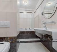 Staré Mesto | 4i byt 175 m² + 4 balkóny + možnosť 2× parking - Kúpeľňa so sprchou, umývadlom a toaletou v 4-izbovom byte. Biele a tmavé obklady.