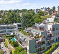 Staré Mesto | 5i byt 175 m² + 4 balkóny + možnosť 2× parking - Budovy a zeleň na Čapkovej ulici v Bratislave - Starom Meste, s výhľadom na Slavín.