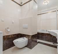 Staré Mesto | 5i byt 175 m² + 4 balkóny + možnosť 2× parking - Kúpeľňa v 5 a viac izbovom byte s toaletou, práčkou a vaňou.