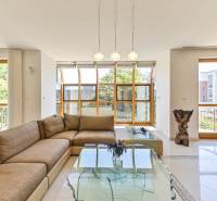 Staré Mesto | 5i byt 175 m² + 4 balkóny + možnosť 2× parking - Priestranný obývací priestor so sedačkou a veľkými oknami v 4-izbovom byte.