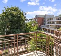 Staré Mesto | 5i byt 175 m² + 4 balkóny + možnosť 2× parking - Balkón v 5 a viac izbovom byte s výhľadom na zeleň a budovy na Čapkovej ulici.